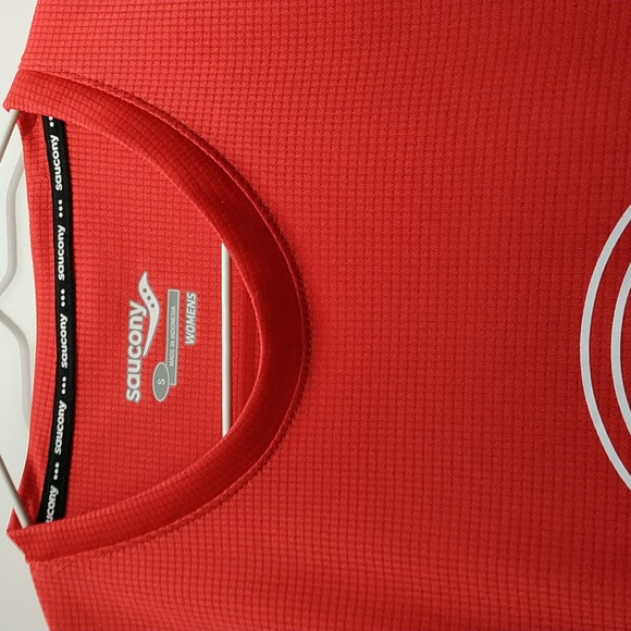 Saucony BNWT Red Running shirt Scotiabank Vancouver half marathon size S - Picture 3 of 6